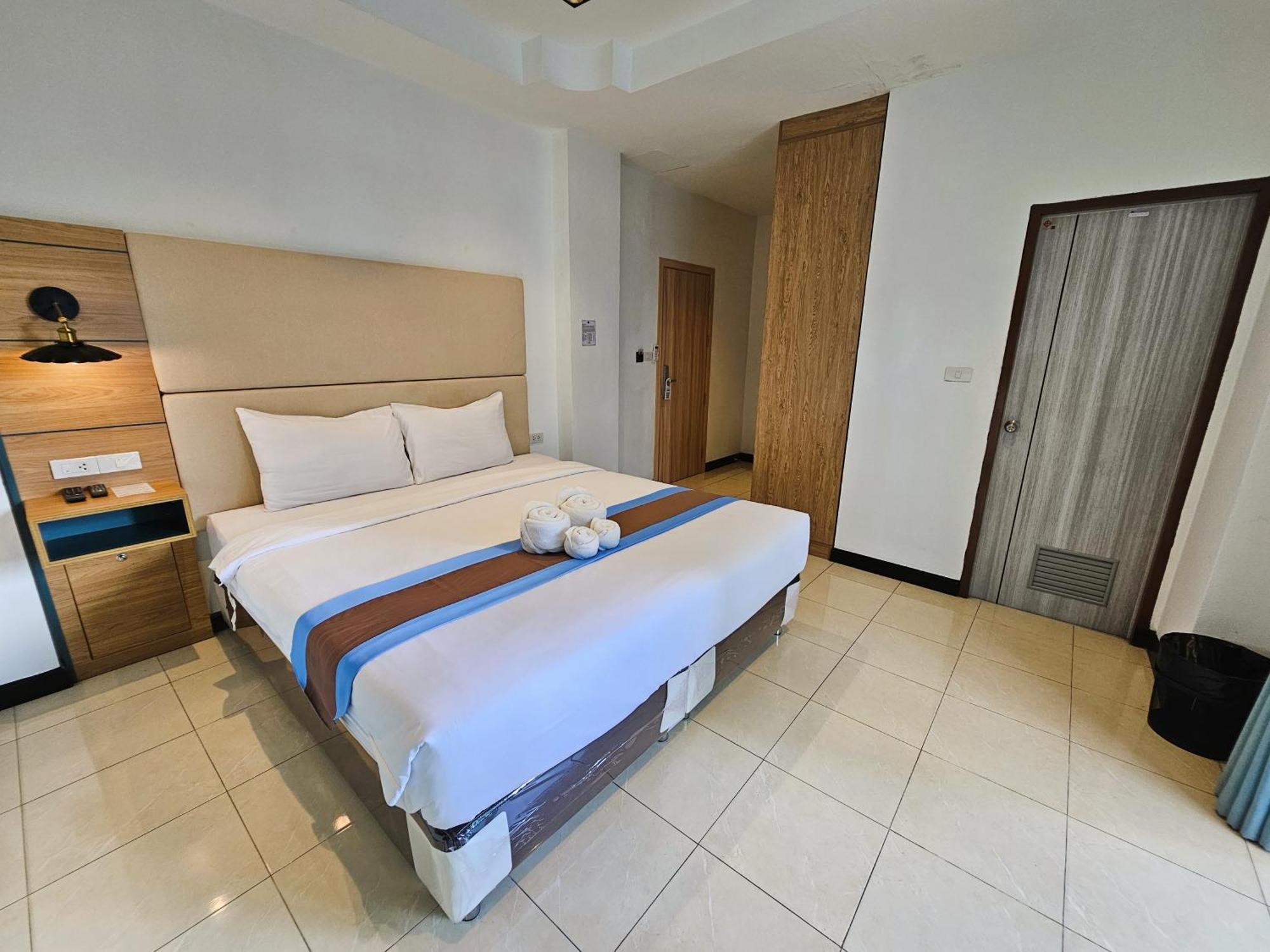 The Base Inn Pattaya Ngoại thất bức ảnh