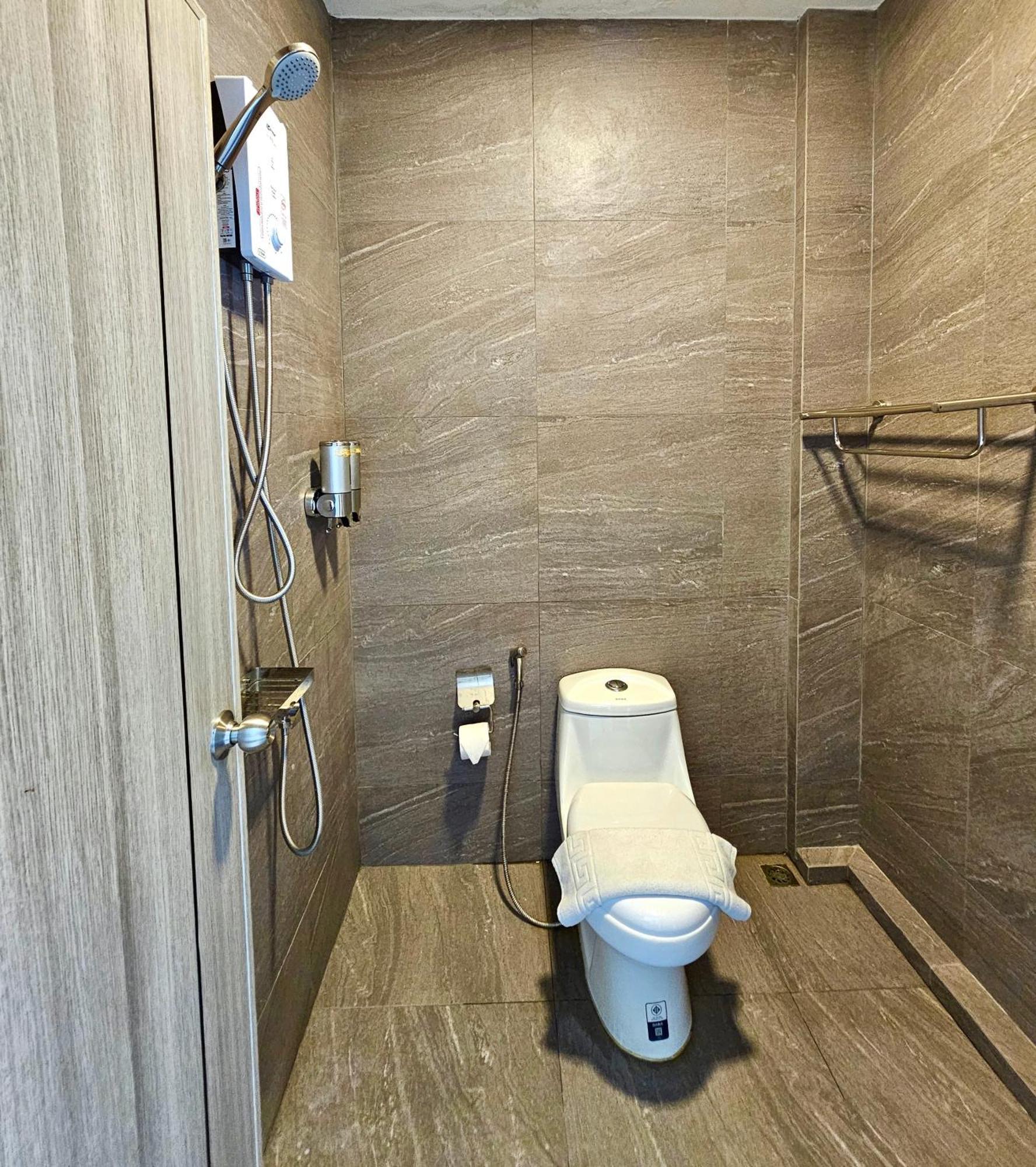 The Base Inn Pattaya Ngoại thất bức ảnh