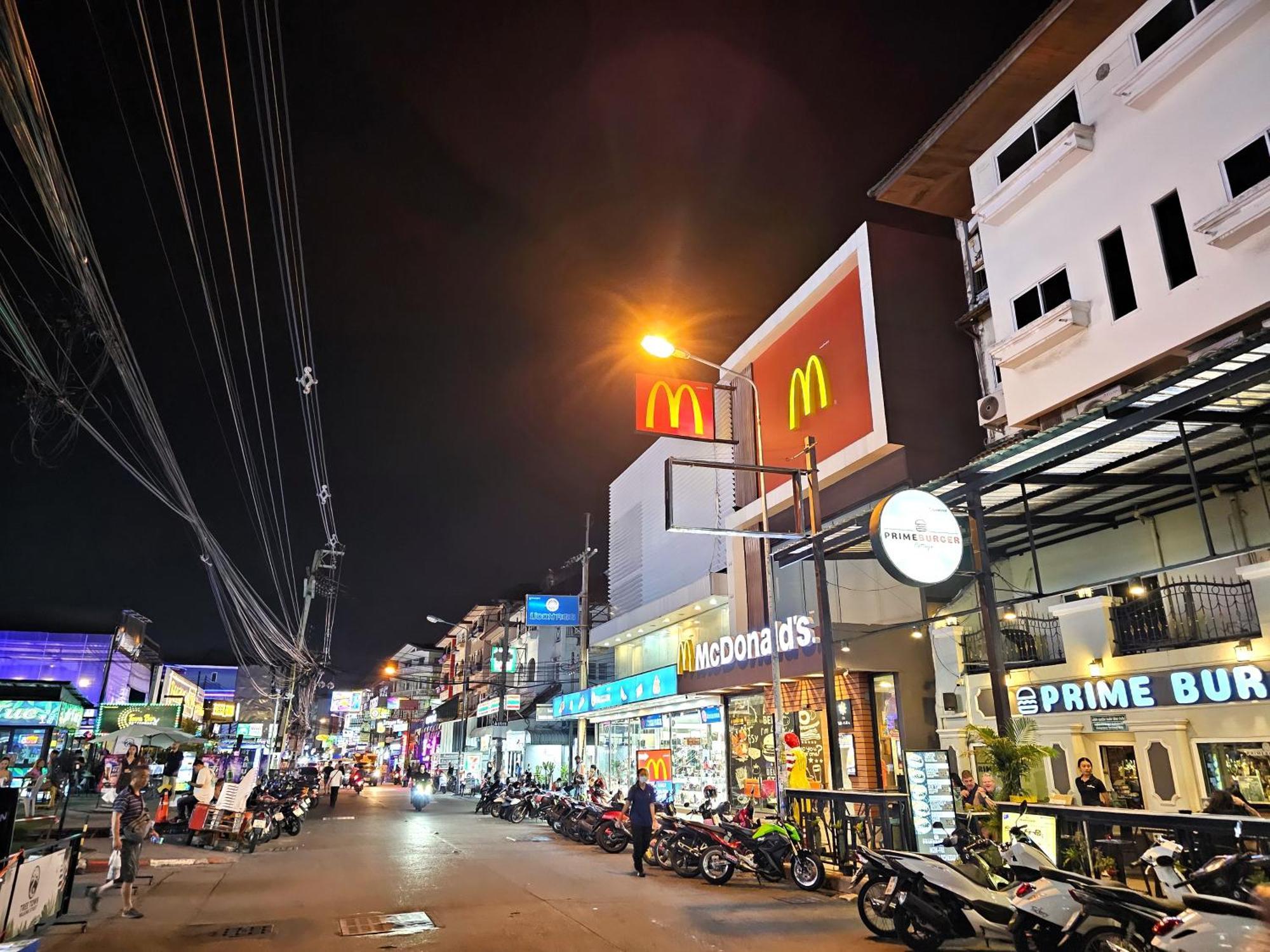 The Base Inn Pattaya Ngoại thất bức ảnh