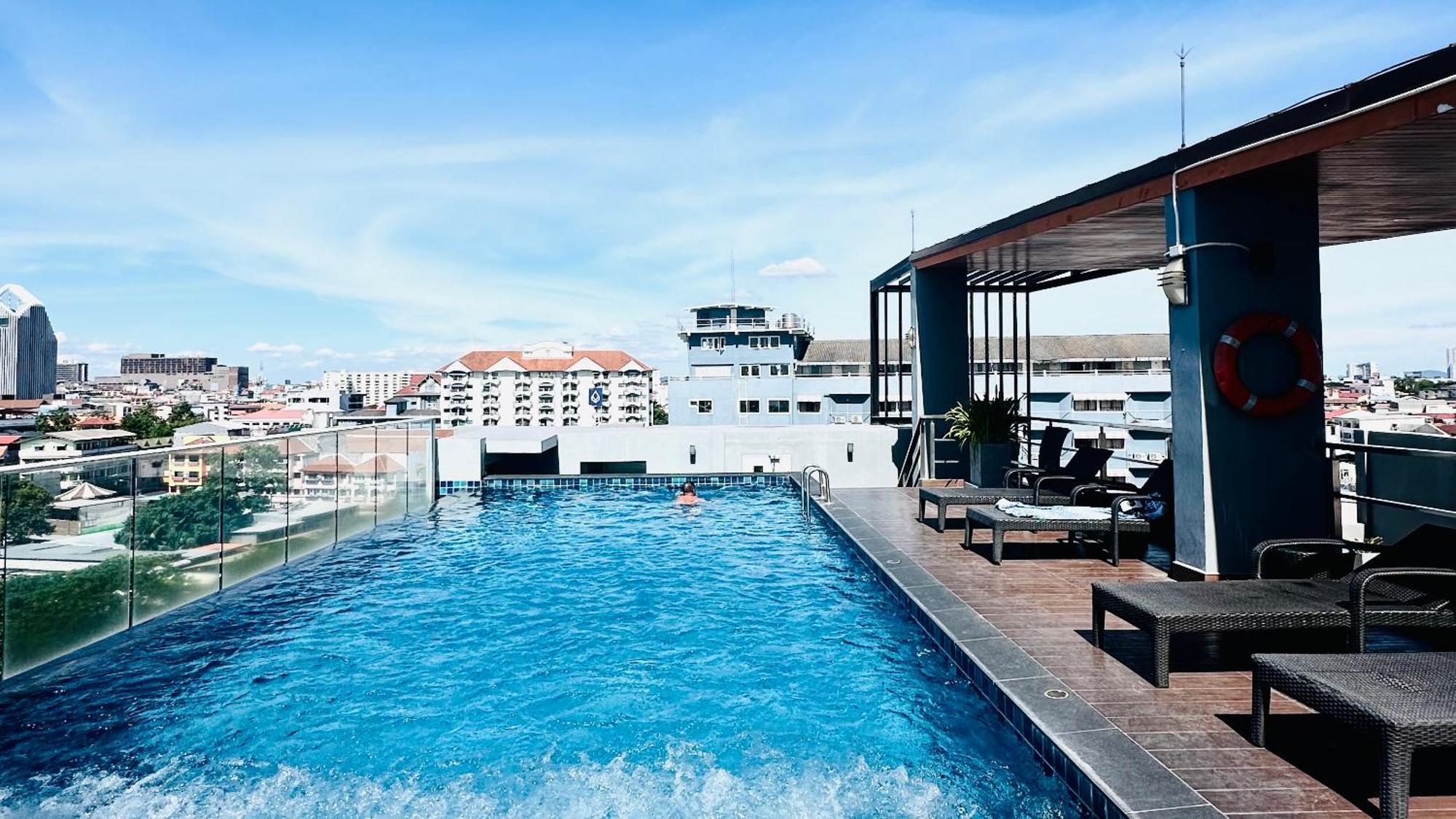The Base Inn Pattaya Ngoại thất bức ảnh
